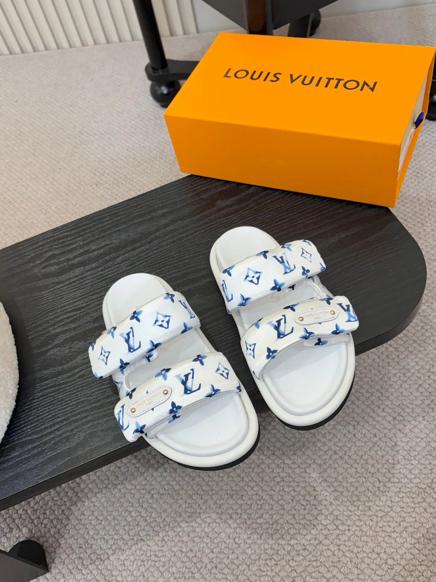 👟👟Ex-factory price 420👟👟 Mimi [lv] The new slippers are hot. They have been selling before taking pictures. You can imagine the popularity. They are still classic old patterns with customized logo buttons. They are very suitable for daily leisure and home. Each of the 3] color options is so beautiful and delicate, noble yet elegant. Highly recommended. New products + show bdetails Standard size: |35-46 Color: black, presbyopia brown, white